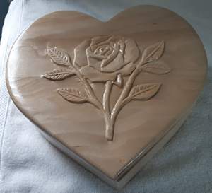 Boîte à souvenirs coeur sculptée à la main vente chaude cadeaux et artisanat boîtes en bois panneaux muraux fabriqués en inde - Product Image 1