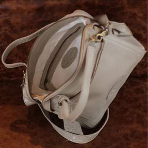 Bolso cruzado de cuero genuino hecho a mano, bolso de hombro de alta calidad con cubierta de solapa, diseño clásico y elegante para mujer - Product Image 6