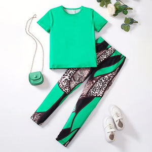 Conjunto de entrenamiento activo de dos piezas Premium para mujer Ropa informal ajustada de alta calidad con logotipo de patrón de cuadros personalizado para mayores de 6 años - Product Image 1