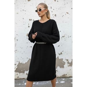 Robe noire minimaliste moderne, col en V oversize, tricot épais, style décontracté - Product Image 2