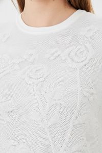 Blouse en tricot à motif de roses pour femmes - Haut doux à col rond et manches courtes avec bouton au dos - Tricotage floral au crochet pour l'été - Product Image 5
