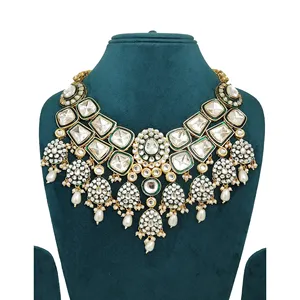 Conjunto de collar nupcial estilo Kundan Polki con circonita y esmalte verde, incluye gargantilla, pendientes y Maang Tikka - Product Image 5
