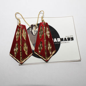 Pendiente de latón rojo con diseño tallado en oro de Tradnary - Product Image 2