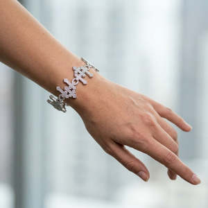 Bracelet de luxe à maillons infinis pavés de diamants, avec fermoir pliant, en or blanc et micro-pavé, bijou sculptural affirmé - Product Image 3