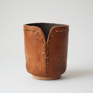 Pot en cuir artisanal intemporel idéal pour étagère de bureau style jardin ou table d'appoint compagnons verts - Product Image 1