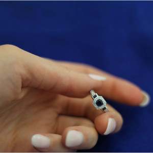 Bague de fiançailles en or blanc 14 carats avec saphir bleu de 1,35 ct et diamants, élégantes bagues en diamants - Product Image 1