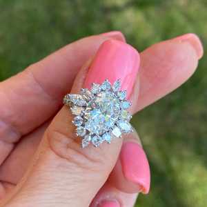 Anillo de compromiso de diamante cultivado en laboratorio de 2.04Ct de corte ovalado de inspiración vintage, anillo de diamante Sunburst de aniversario, oro blanco de 14K - Product Image 5