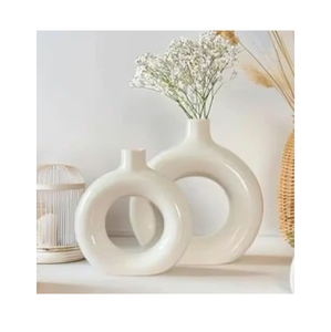 Maceta de cerámica texturizada con un estilo rústico diseñada para los amantes de las plantas que buscan elevar el estilo de su hogar con vegetación - Product Image 4