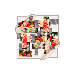 Pañuelo Cuadrado de Crepé Satinado Pierre Cardin 90x90 - Accesorio de Moda de Invierno en Seda y Poliéster - Product Image 1