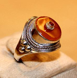 Anillo de Plata 925 con Baño de Oro de 24K y Coral Rojo Sintético, Hecho a Mano, Estilo Étnico, Anillo de Compromiso Personalizado - Product Image 2