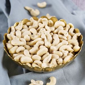 Nueces de Anacardo Crudas Secas Grado W320/240 Calidad Orgánica 5% Partidas Tipo de Cultivo Común Grado Alimenticio 24 Meses de Vida Útil Bolsa de PP - Product Image 2