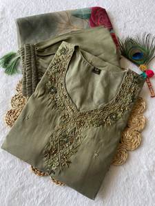 Kurti Elegante de Viscosa Larga con Bordado Multicolor sin Costuras, Cuello Redondo, Kurta de Seda Romana, Últimos Estilos Modernos de la India - Product Image 2