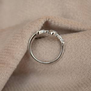 Bague minimaliste légère en argent sterling 925 pour femme, en forme de cœur, avec zircon cubique serti à griffes, bijou à porter au quotidien - Product Image 3