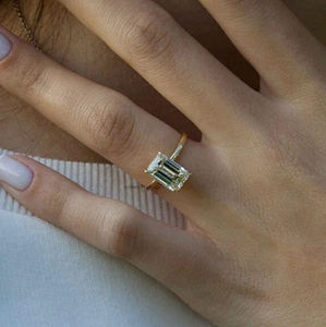 Solitario de moissanita de corte esmeralda de 2,25 quilates en plata de ley 925 con halo oculto y estilo de promesa minimalista - Product Image 4