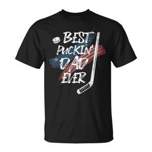 Camiseta de hockey Best Puckin Dad Ever para hombre, cuello redondo, manga corta, estampado en serigrafía, regalo deportivo - Product Image 1