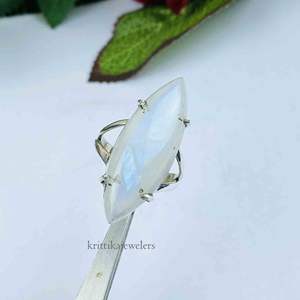 Vente en gros de pierre de lune naturelle Bague en argent sterling 925 Nouveau design de bague faite à la main Bague en pierre de lune de feu bleu arc-en-ciel - Product Image 1