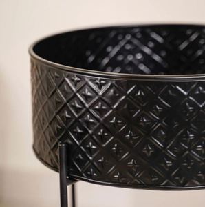 Maceta y maceta de Metal negro de alta calidad con soporte para decoración de jardín de hogar y restaurante Venta a granel en aplicaciones de plantación - Product Image 3