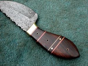 Couteau de skinner en acier Damas fait à la main avec manche en bois de rose et gaine en cuir supporté par l'OEM - Product Image 6