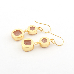 Boucle d'oreille double pierre de naissance aspect naturel brut quartz rose serti de pince boucle d'oreille laiton plaqué or pierre précieuse à deux niveaux pendante - Product Image 6