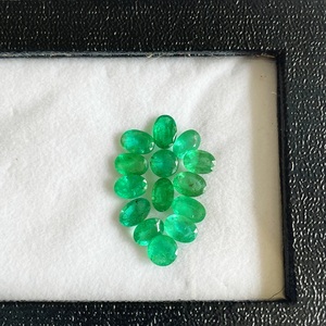 Boucles d'oreilles émeraude exceptionnelles à haute brillance Belles pierres précieuses de qualité AAA vertes naturelles pour la fabrication de bijoux avec certificat IGI - Product Image 3