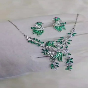 Conjunto de Colgante de Diseño de Primera Calidad con Diamantes Americanos para Mujer, Perfecto para Fiestas, Uso Diario y Casual, Diseño de Pájaro - Product Image 1