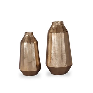 Décoration d'intérieur Vase en métal de luxe en aluminium doré Fait à la main Jardin Vase à fleurs unique pour le sol pour la décoration de mariage aux prix les plus bas - Product Image 1