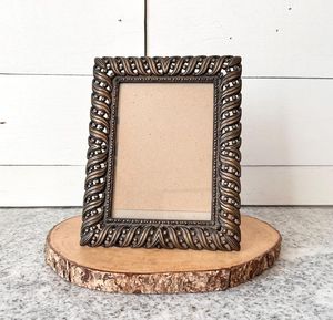 Cadre photo compact en métal pour la décoration d'appartement, offrant une finition peu encombrante et des solutions d'affichage d'images soignées - Product Image 1