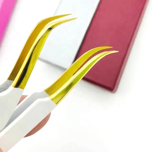 แหนบปลายแหลมสีทองสำหรับมืออาชีพ ขายส่ง สแตนเลส รับผลิตแบรนด์ส่วนตัว (OEM) พร้อมโลโก้และกล่องแบบกำหนดเอง สำหรับต่อขนตาแบบวอลุ่ม - Product Image 4