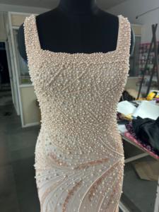 Elegante Vestido de Noche Bordado con Lentejuelas y Cuentas, Hermoso Trabajo a Mano, Cuello con Mangas Tres Cuartos, Chifón Largo Hasta el Suelo, Formal, para Fiesta de Graduación - Product Image 3