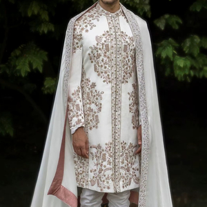 2025 @ Elegant Robe Sherwani élégante personnalisée pour hommes, pantalon et étole avec perle de verre en cristal ornée, Dabka, travail de la pierre - Product Image 1