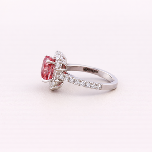 Bague halo en or rose/jaune/blanc 9 carats avec diamant rouge de laboratoire taille coussin et bande pavée |   Certifié IGI, plaqué rhodium, sur mesure, de qualité supérieure - Product Image 2