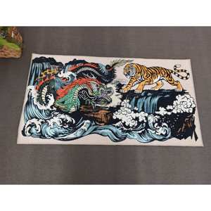 Alfombra de Lana con Diseño de Tigre y Dragón Japoneses, Alfombra Estampada Ecológica con Reverso de Látex, Grosor Medio - Product Image 1