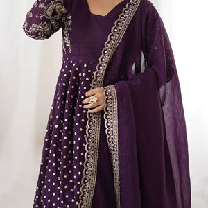 Ensemble sharara en soie croquante avec broderie et sequins, doublure en coton, manches longues et dupatta assorti pour une tenue ethnique élégante - Product Image 1