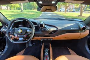 Ferrari F8 Tributo d'occasion propre, modèle 2022 - Product Image 4