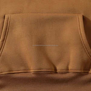 Eleva tu guardarropa casual con este conjunto deportivo para hombre en un rico color marrón. El conjunto incluye una sudadera con capucha acogedora. - Product Image 2