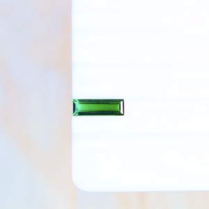 บาแกตต์ทัวร์มาลีนธรรมชาติสีเขียวตัดอัญมณีขัดเงา1.80กะรัต13.50x4.50มม. สำหรับเครื่องประดับตามสั่ง - Product Image 5