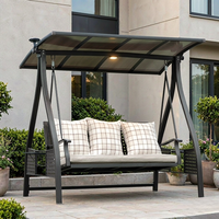 Fauteuil suspendu d'extérieur moderne avec structure en aluminium et auvent solaire LED, pare-soleil en polycarbonate noir pour jardin et complexe hôtelier