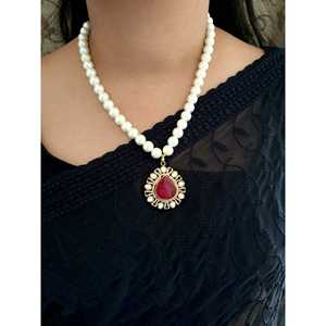 Ensemble de collier de perles Kundan avec pendentif en pierre rouge et boucles d'oreilles Bijoux traditionnels pour femmes Ensemble élégant de vêtements de mariée et de fête - Product Image 4