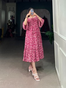 Trendy Maximalist Long Kurti avec manches pour femmes à la mode et tissu léger pour le confort d'été Meilleur prix - Product Image 3