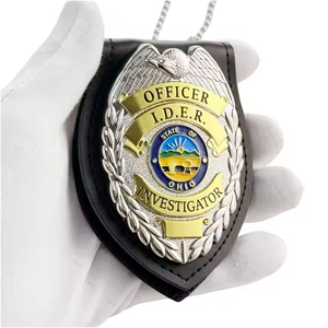 Badges de sécurité personnalisés par le fabricant, plaqués or, en forme de bouclier, avec impression UV, logo gravé au laser, technique de moulage sous pression - Product Image 1