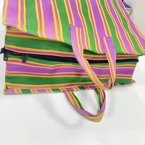 Sac à cosmétiques en nylon à fermeture éclair réutilisable et écologique fait à la main sac de plage en plastique recyclé tissé à rayures d'Inde - Product Image 1