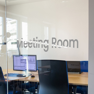 Pegatinas de Vinilo Plateado Personalizadas con Protección UV para Vehículos de Flota, Cascos y Marca Comercial, Resistentes al Desgarro e Impermeables - Product Image 4