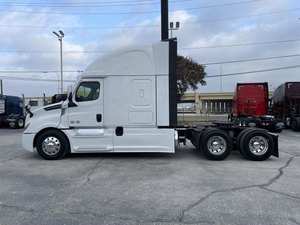 Camión Semirremolque Cascadia Sleeper USADO 2025 de Calidad Superior en Venta - Detroit 505HP Listo para Exportar a Todo el Mundo - Product Image 4