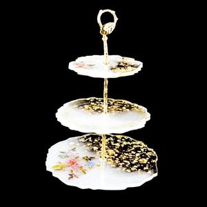 Cautivado en diseño de flores construido Soporte de pastel de Arte de resina con barra dorada central Accesorios de utensilios de cocina altamente atentos para la venta - Product Image 2