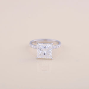 Bague de fiançailles en diamant de laboratoire taille princesse de 1,00 ct avec bande pavée ronde de 0,49 ct en or blanc 9 carats - Product Image 1