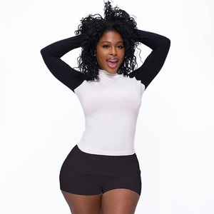 เสื้อยืดคอกลมแขนยาวสำหรับผู้หญิง2025ฤดูใบไม้ผลิกางเกงขาสั้นเอวสูงชุดเล่นกีฬาสีพื้นชุดออกกำลังกายแบบลำลอง - Product Image 3