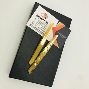 Pinzas para cejas chapadas en oro al por mayor punta inclinada con mango dentado pinzas profesionales para desplumar el pelo de acero sostenible - Product Image 3