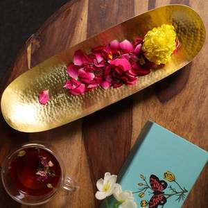 Elegante Bandeja Rectangular de Metal Dorado con Textura Martillada para Joyas, Aperitivos y Decoración - Product Image 6