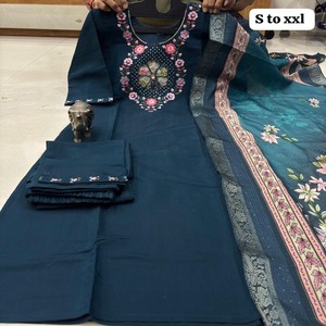 Heavy Beautiful Bollywood Design Most Trending Seda de muselina de moda con trabajo hecho a mano y trabajo de hilo Kurti Pant y Duaptta - Product Image 1