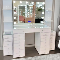 Meubles de toilette modernes en bois avec tabouret, tiroirs et armoires, coiffeuse avec miroir sur pied et lumières pour chambre à coucher, hôtel